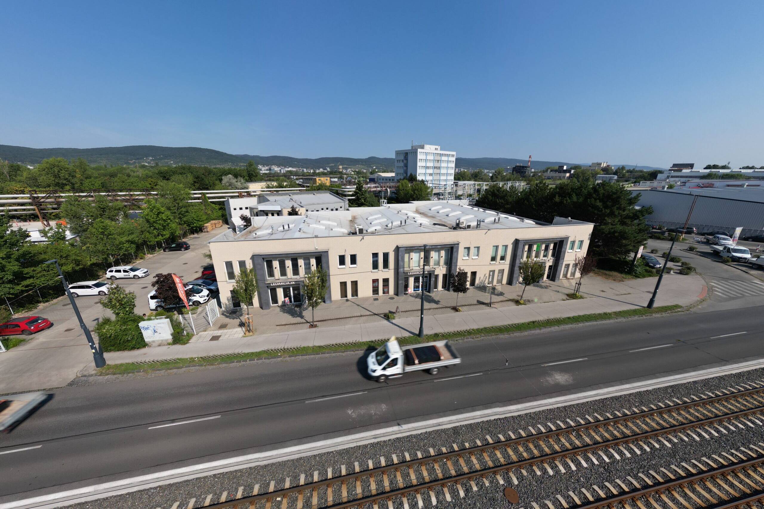 default 1 Budova pri železničnej trati.