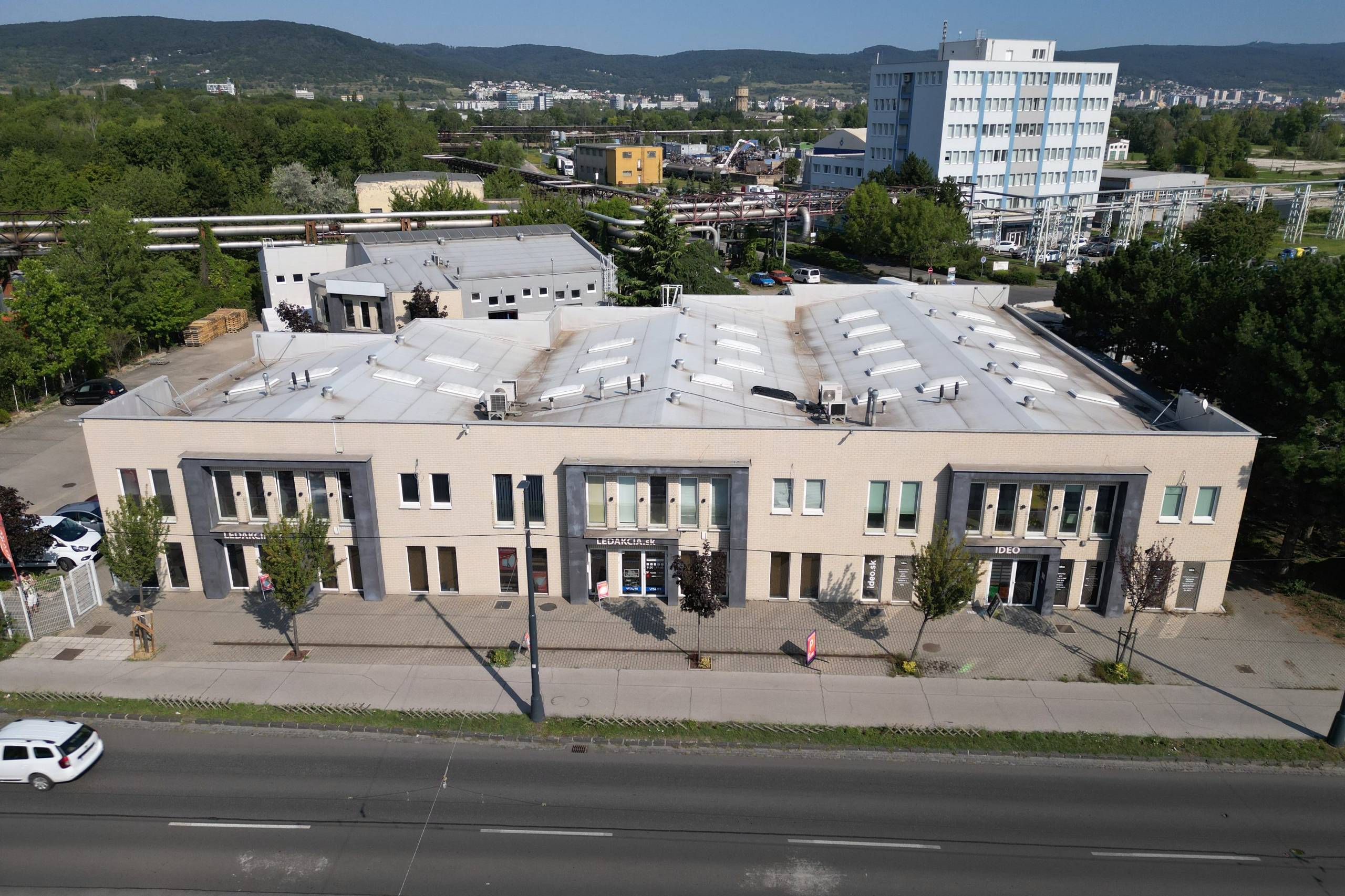 default 2 Moderné budovy s parkovaním a zeleňou.